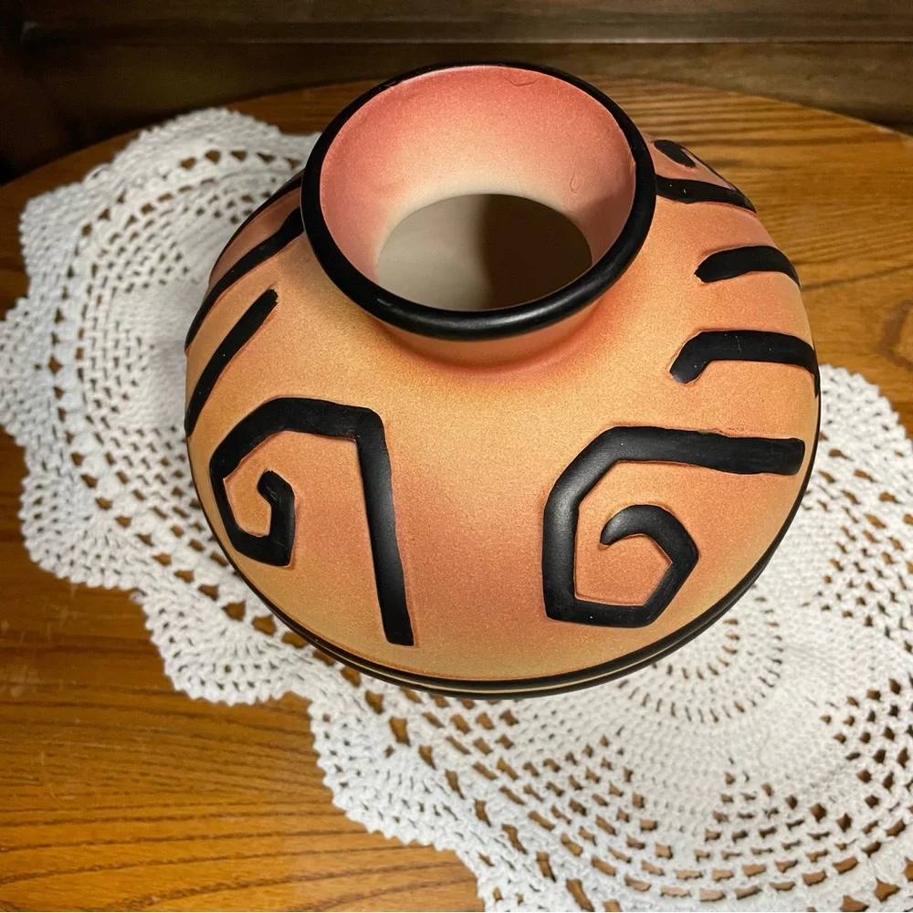 HOMEMAKER’S IDEA COMPANY Black And Orange/Beige Vase Art Southwest Style
